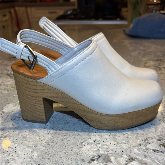 Universal Thread Shoes - Universal Thread White Mules with Tan Wooden Heel Size 8
